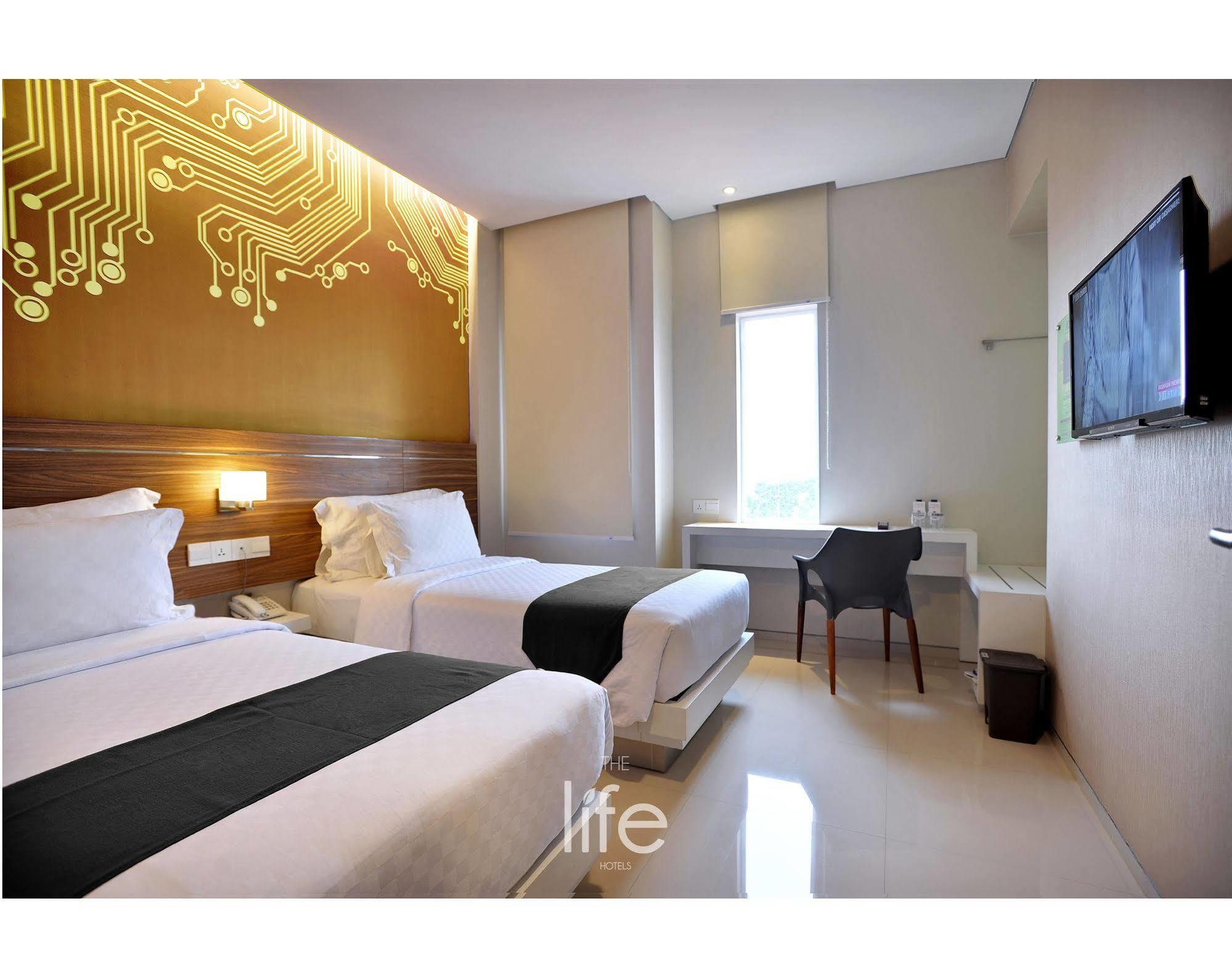 The Life Hotels City Center Сурабая Экстерьер фото
